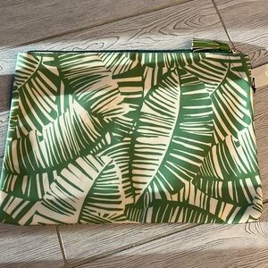 Chicos Palm print Pouch Lush Green